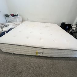 Avocado Organic King Mattress – 10” – Great Condition 