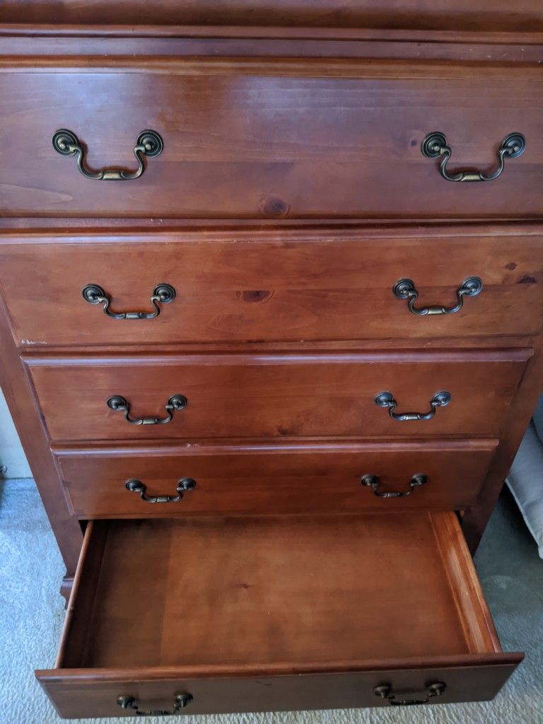 Vintage boutique dresser, luxurious elegant. Spacious!