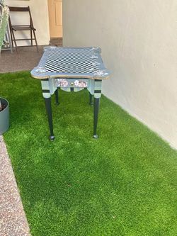 Hand painted Ethan Allen Oak side/ lamp/ accent table