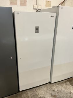 Midea WHS-507FWEW1 Upright Freezer (Open-Box / Scratch & Dent)