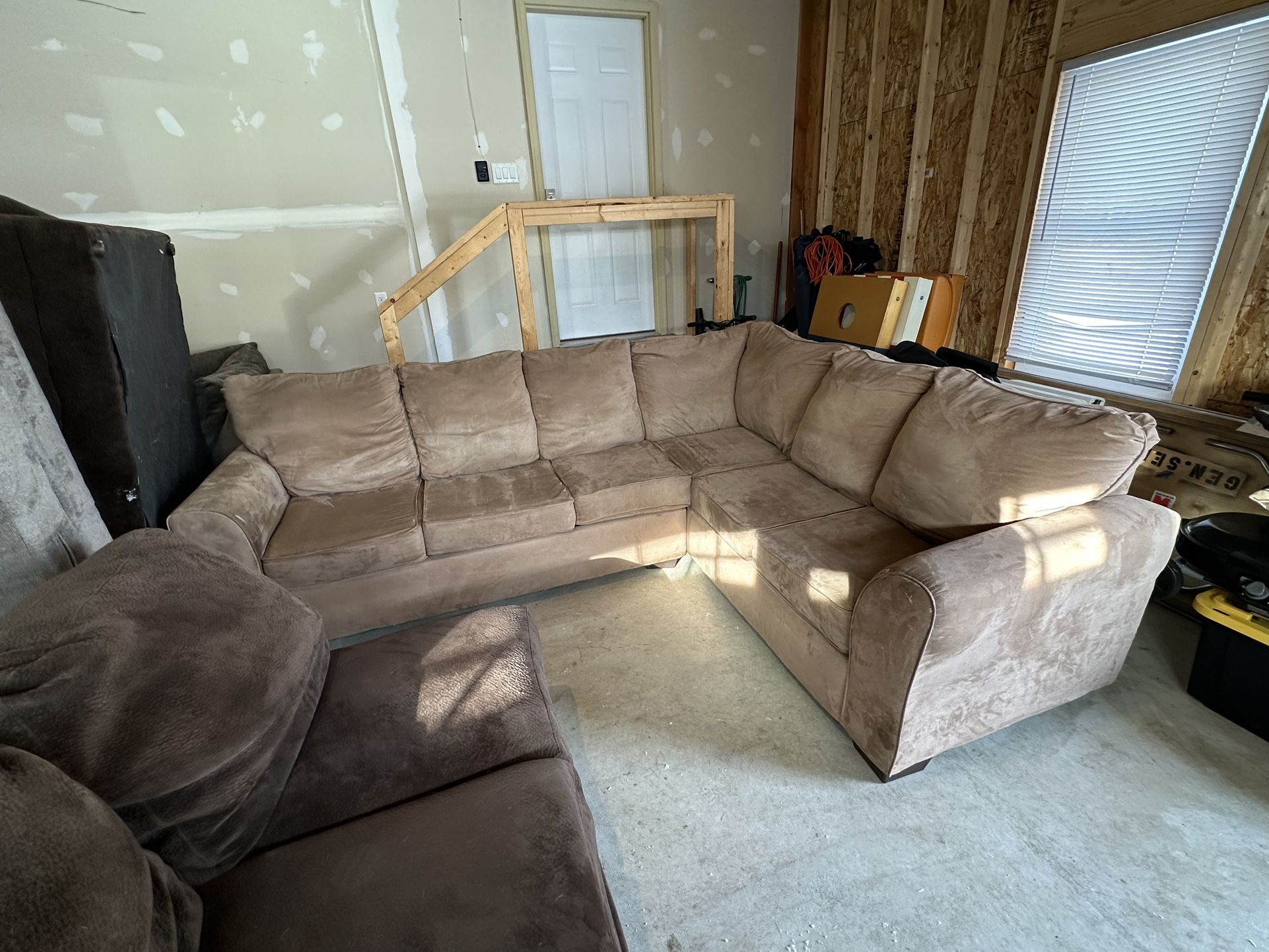 Sectional Couch (WE DELIVER)