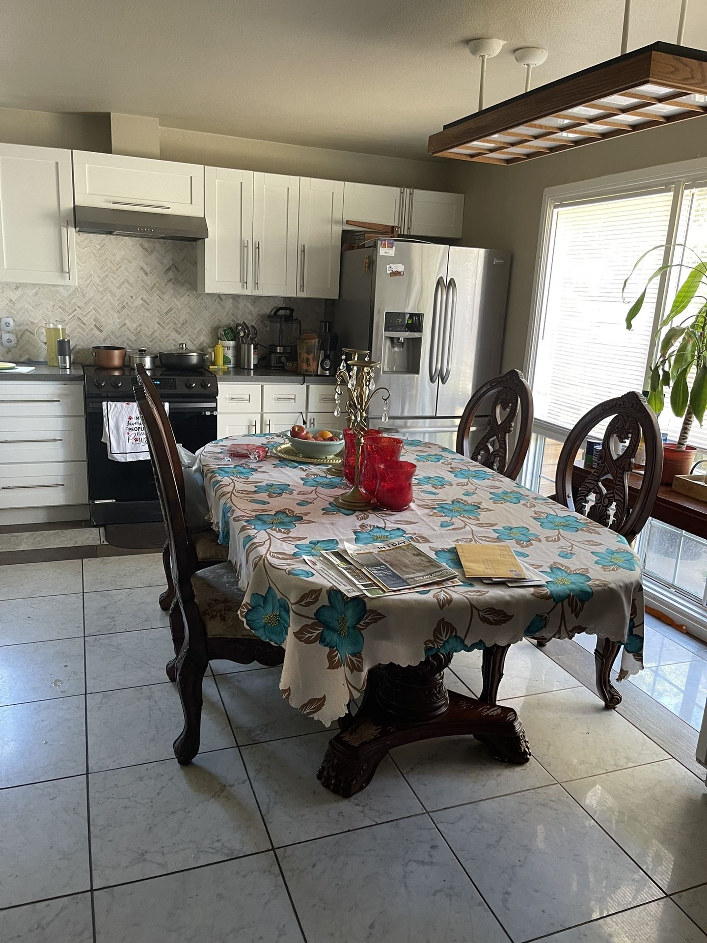 Comedor De Madera Pesada Buen Estado De 6 Sillas Muy Bonito