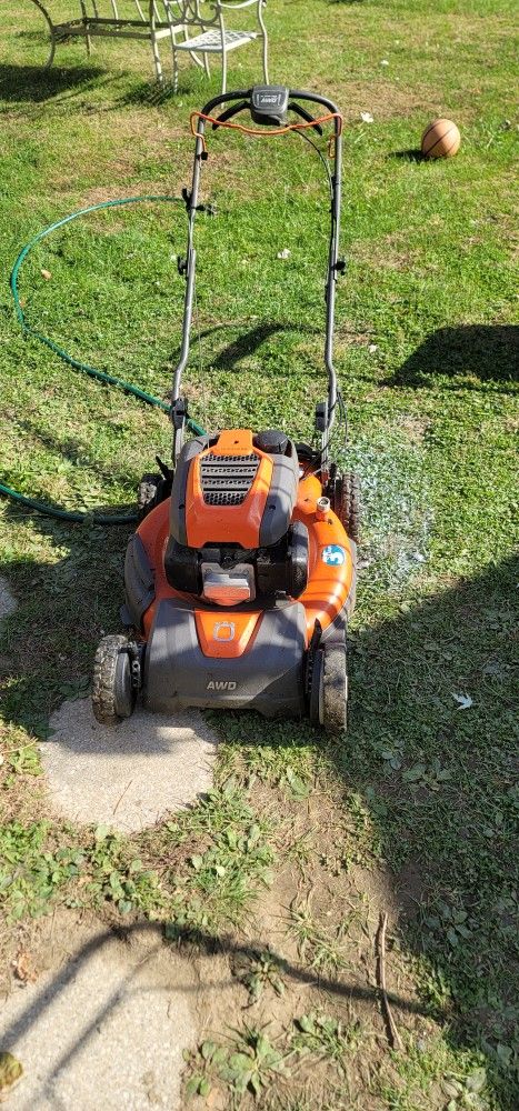 Husqvarna Gas Self-propelled All-Wheel Drive Mower (very good) Retail 600$