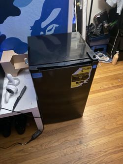 Mini fridge with freezer