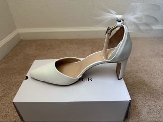 Brand New White Closed Toe Detachable Bow Heels – Women Size 11 – New in Box