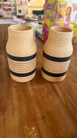 2 matching ceramic vases