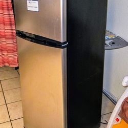 Mini Refrigerator, Perfect For On Campus Living