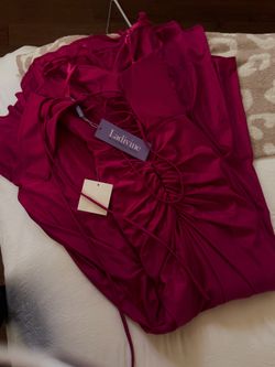 Elegant deep fuchsia satin gown Dress size 6 stretch