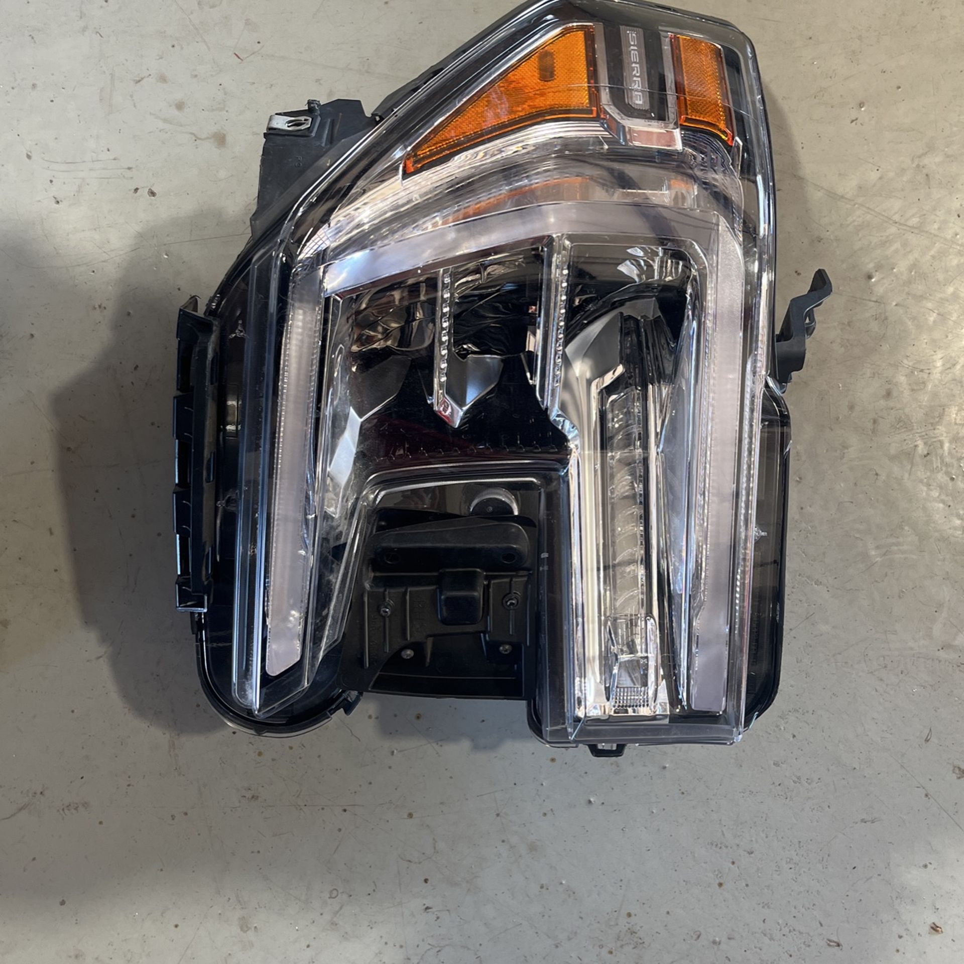 2020-2023 GMC Sierra Right Headlight