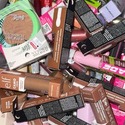 Mixed makeup Bundle/ Caja Mixta De Maquillaje 