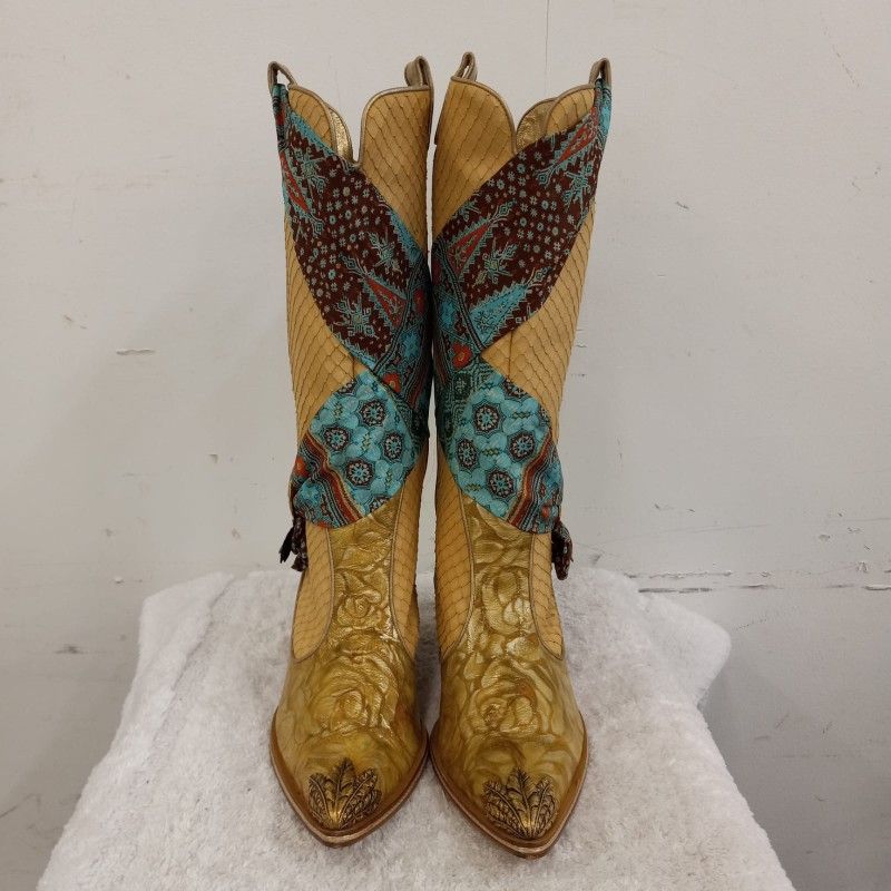 Giuseppe Zanotti ivory python chief head boots size 41/us: 11
Est. Retail Price: $2,500.00