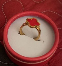4 pieces of Gold-Tone Red Clover Ring