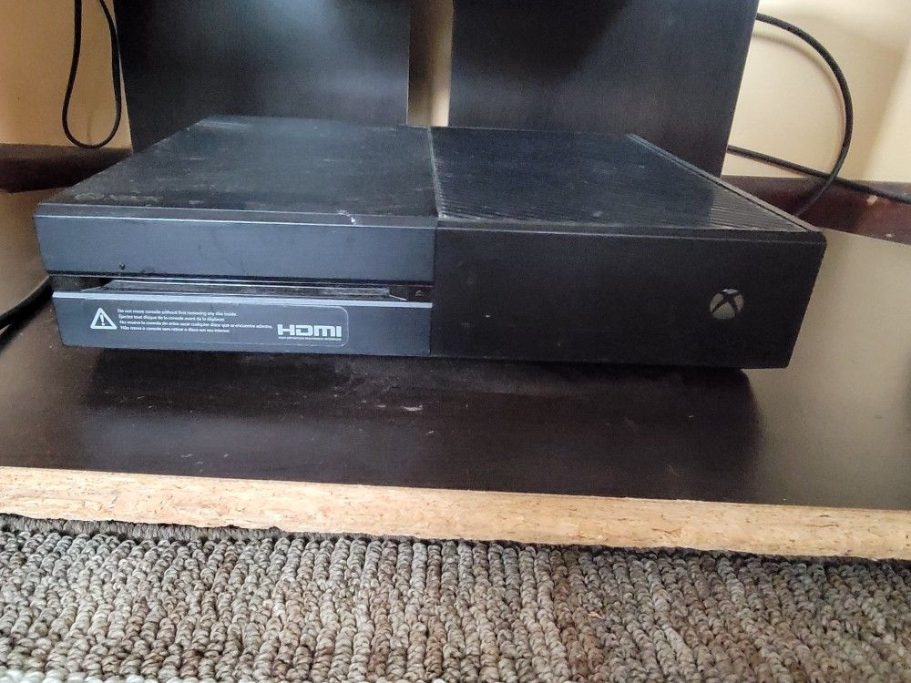 Xbox ONE 2 Controllers & 8 Games