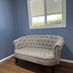 Elegant Tufted Sofa / Settee – Light Gray Linen Style