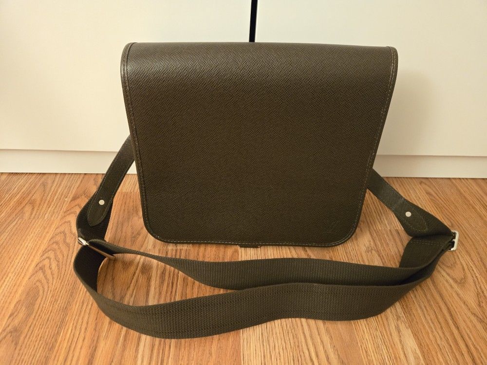 Louis Vuitton Taiga Brown Andrei Messenger Bag Shoulder Bag M32482