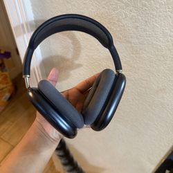 Apple AirPod maxes