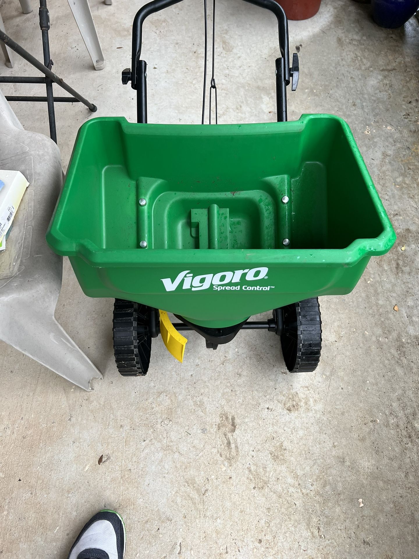 Vigoro 15000 sq. ft. Broadcast spreader