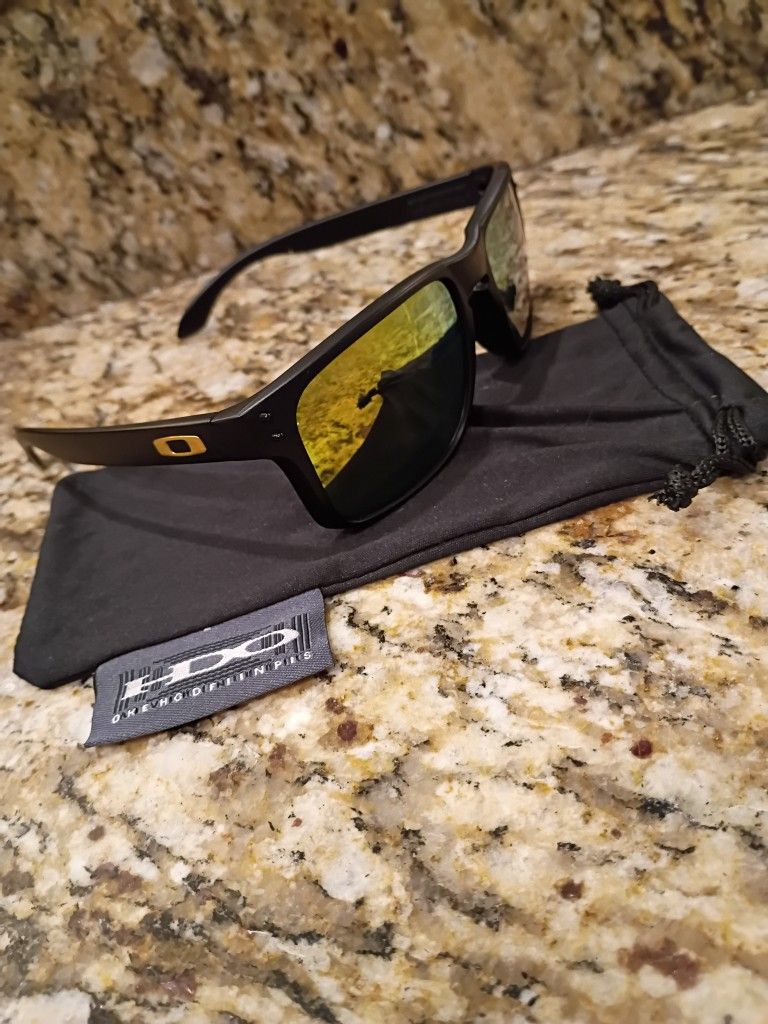 Oakley Holbrook