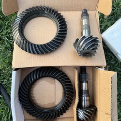 Toyota Tacoma 23’ (3rd gen) Stock front and rear gears