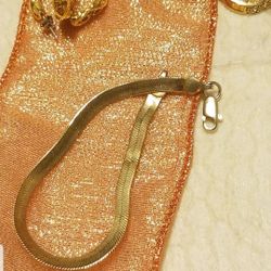 Sterling Silver Gold Plated Herringbone Bracelet
Size: 7 inches
Sterling Silver .925- Gold Plated

Please go to my page and see other items that I hav