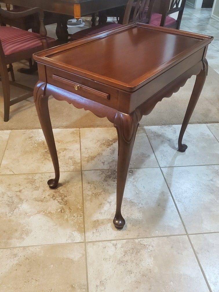 Beautiful Mahogany Tea Table.