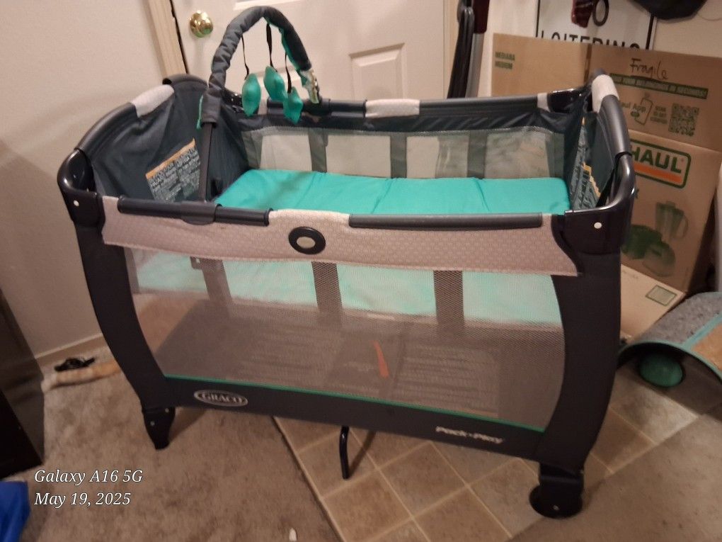 Graco Pack N Play With Attachable Bassinet & Clip On Toy. Comes With Carry Case
