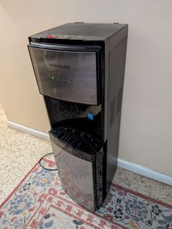 Like new Frigidaire water dispenser xpenser with three 5 gallon jugs