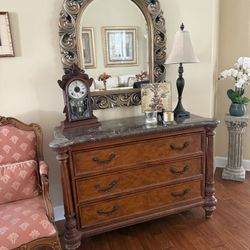 Solid Wood Buffet/Dresser/Sideboard