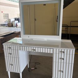 VENINI FURNITURE Tresanti Marilyn Vanity with Mirror. New Out Of Box 