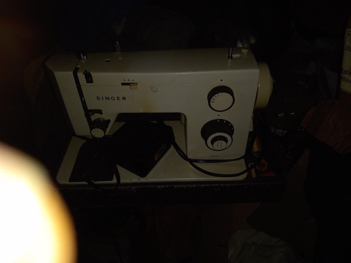 Singer 5102 Vintage Sewing Maching. Complete With Case And Pedal