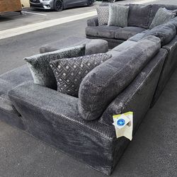 Jackson Mammoth Sectional And Ottoman + FREE DELIVERY