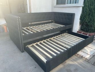 CAMA TWIN SZ CON TRUNDLE TAPIZADA DE TELA GRIS CON OTRA CAMA TWIN SZ DEBAJO USADA BUENA 👍