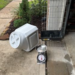 Animal Feeder With Scale And Storage Container 