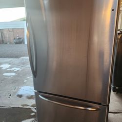 refrigerator whirlpool 2door Stainless Steel 33wide
