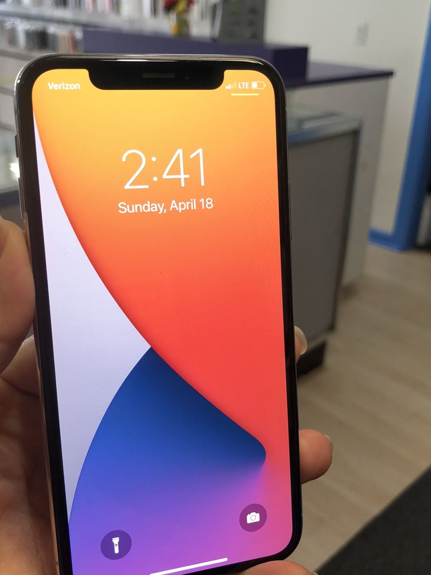 Factory unlocked iPhone x 64 gb, excellent conditions store warranty