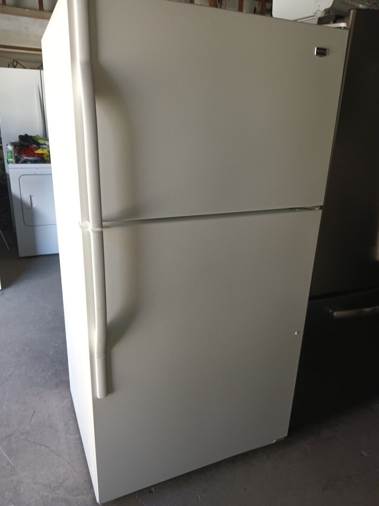 Maytag Top And Bottom Refrigerator Works Good 👍