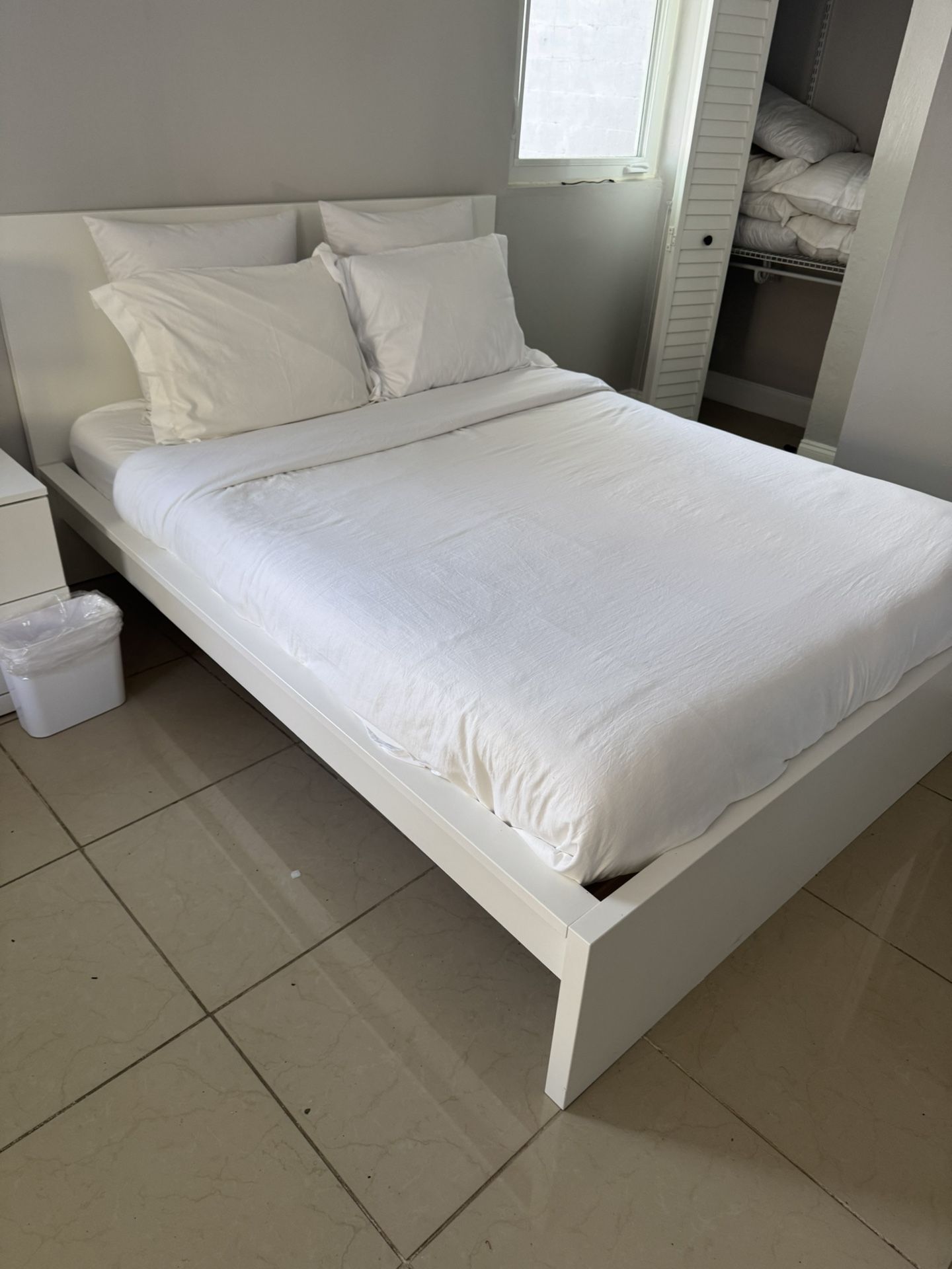 Queen Bed frames And Mattresses