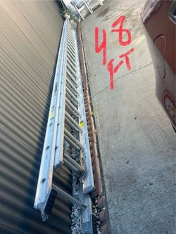 Escalera de 48 pies de aluminio casi nueva