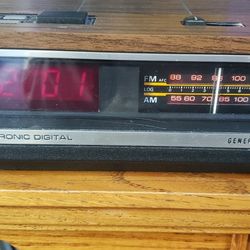 VINTAGE 80s General Electric 7-4640A AM FM Digital Alarm Clock Radio Walnut