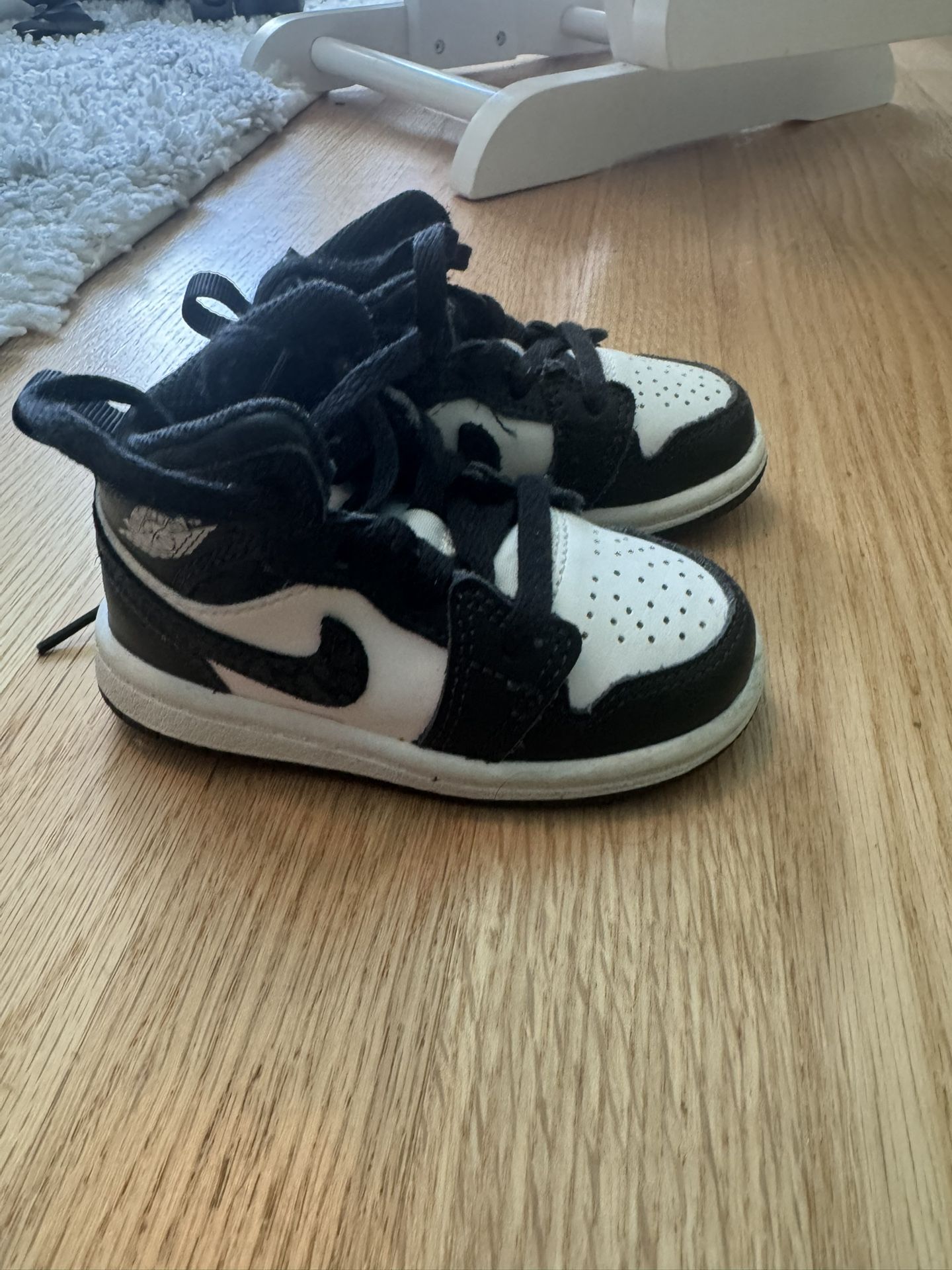 Jordan 1 Mid SE (Toddler Size 5)