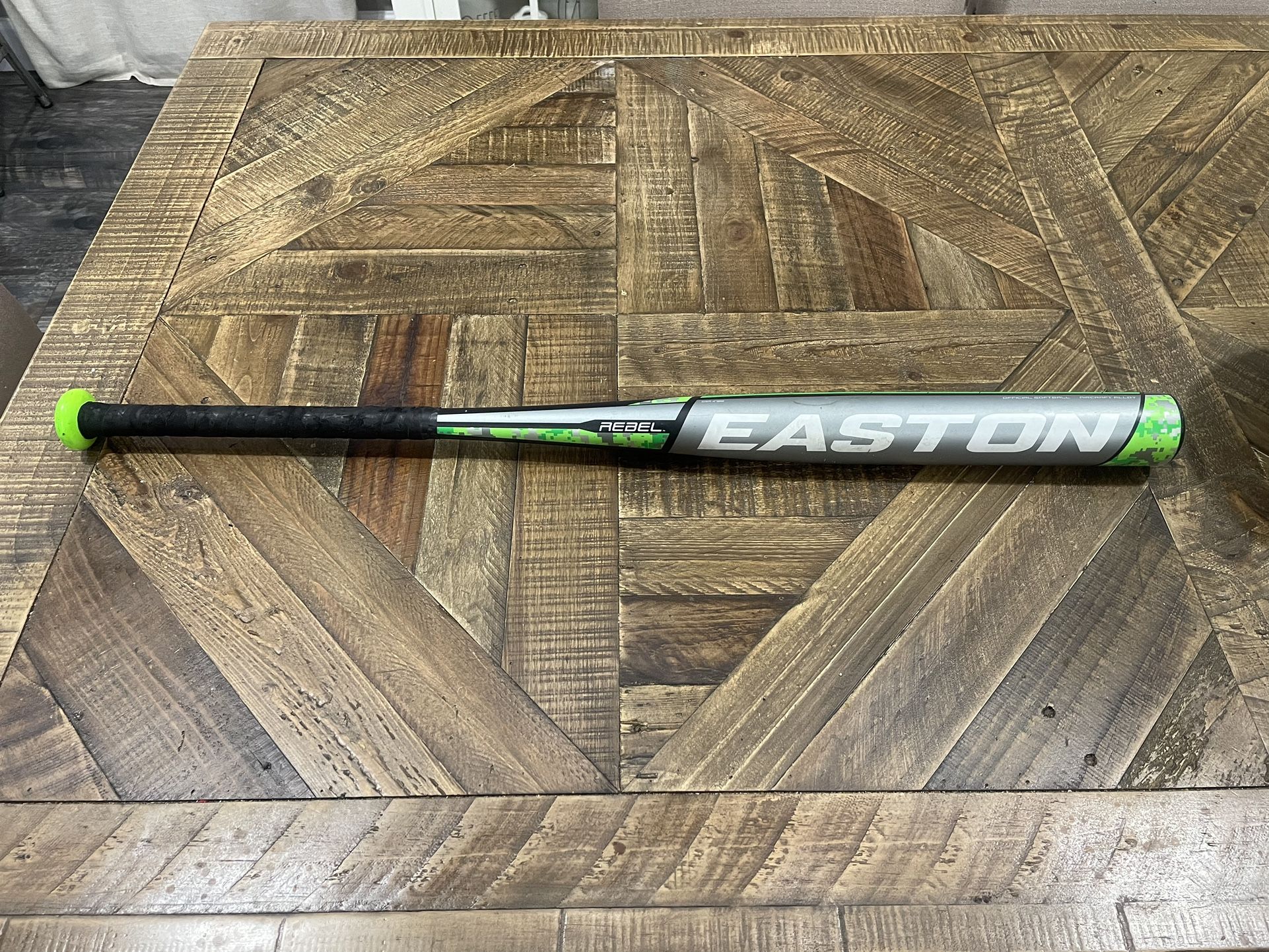 Batte De Softball Easton Rebel SP10 – 34/28 Oz – Canon 2 1/4 – 98 Mph – Quasi Neuf