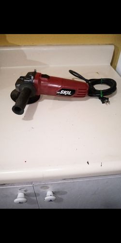 Skil 4 1/2  In Corded Angle Grinder In Excellent Condition Like New 