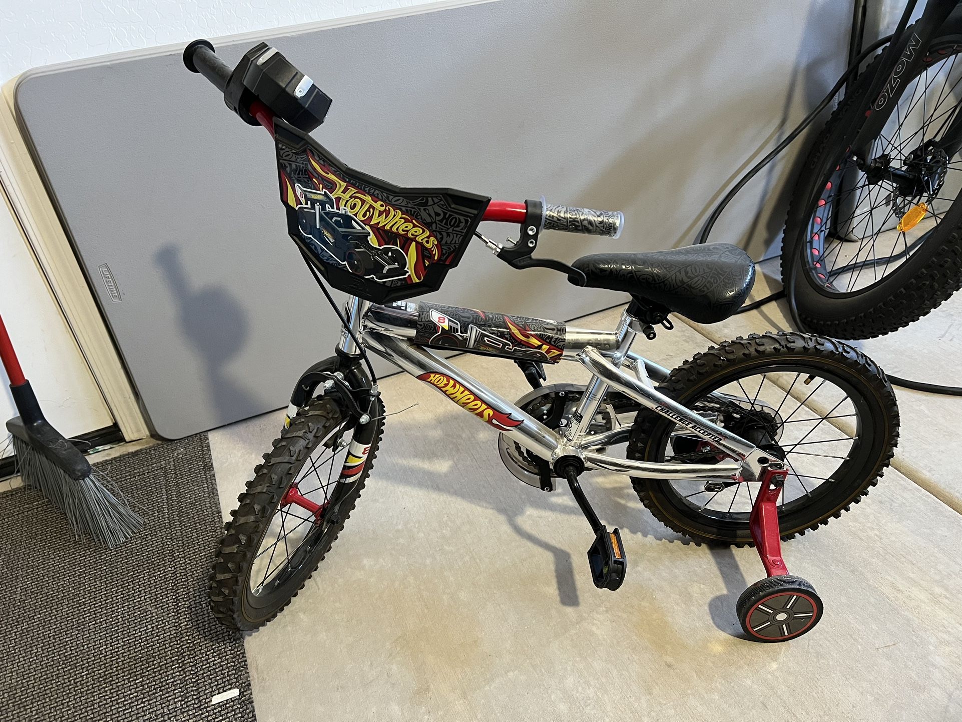 Kids 16 in  Hot Wheels Bike