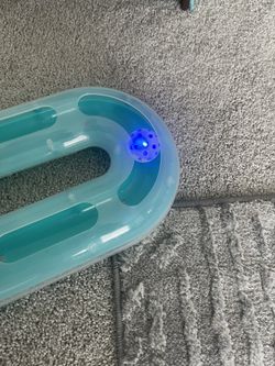 LIGHT UP CAT KITTEN TOY BALL LIGHTS UP BLUE W/SUCTION CUPS 