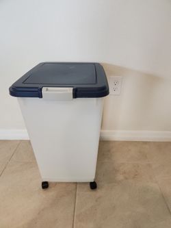30 Lbs / 33 Qt WeatherPro Rolling Container