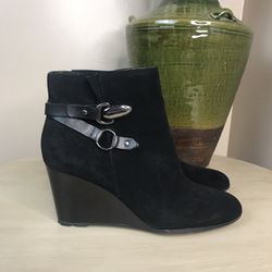 TAHARI Black suede leather Simon Ankle Boot wedge heels size 9.5 shoes