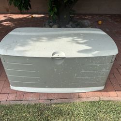 Rubbermaid Storage Container 