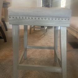 2 Beautiful Bar Stools. Very Good Condition. Beautiful Details $25 Each 