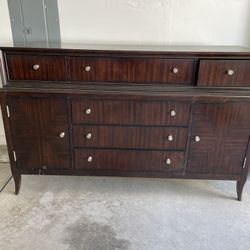 Dresser 