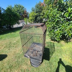 A bird  Cages  Buen Seiz and  Condition 